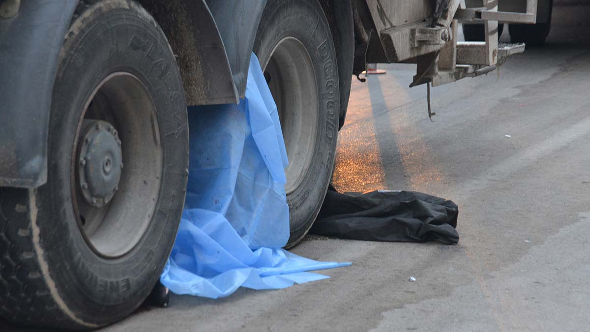 Çöp kamyonetinin altında kalan Samet öldü
