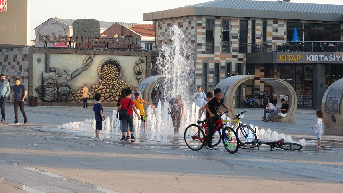 Çorum'da sıcaktan bunalıp fıskiyeyle serinlediler