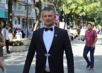 Damat gibi giyinen 'Ferdi Romeo' evlenmek istiyor