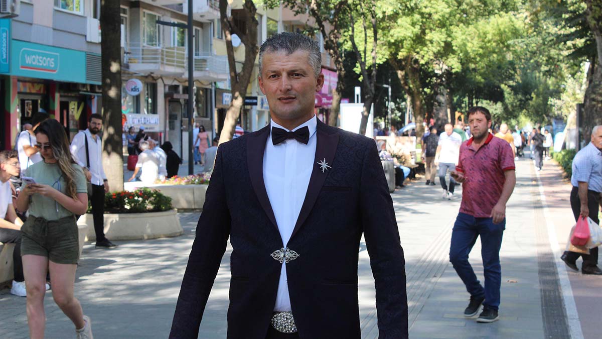Damat gibi giyinen 'Ferdi Romeo' evlenmek istiyor 