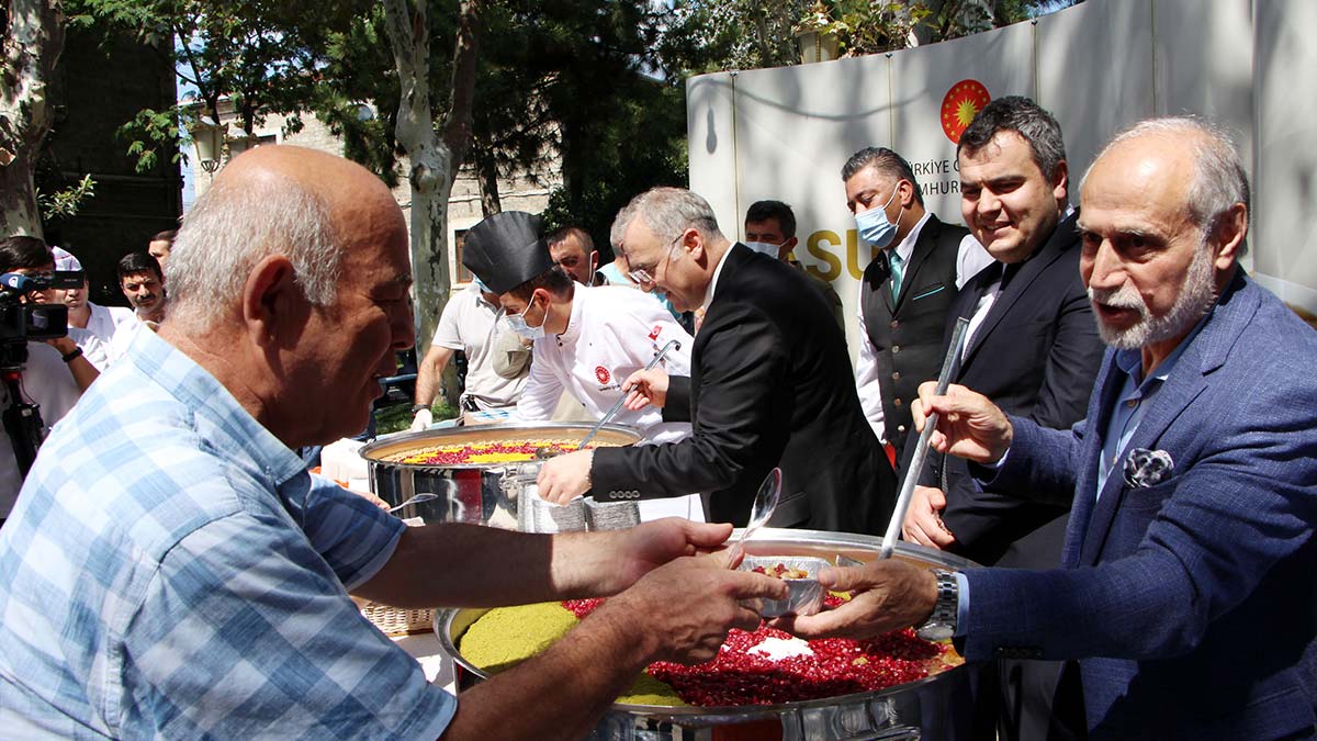 Darülaceze'de aşure dağıtımı