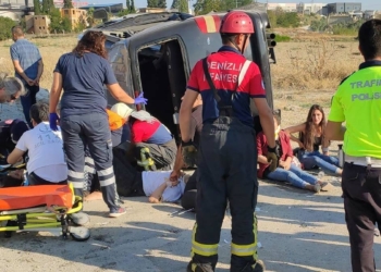 Denizli'de iki minibüs çarpıştı: 14 yaralı