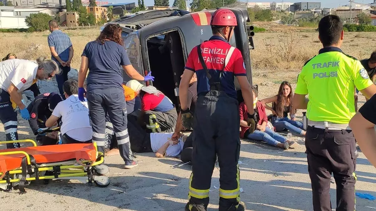 Denizli'de iki minibüs çarpıştı: 14 yaralı