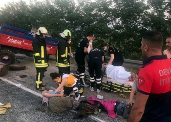 Denizli'de traktöre kamyonet çarptı: 11 yaralı
