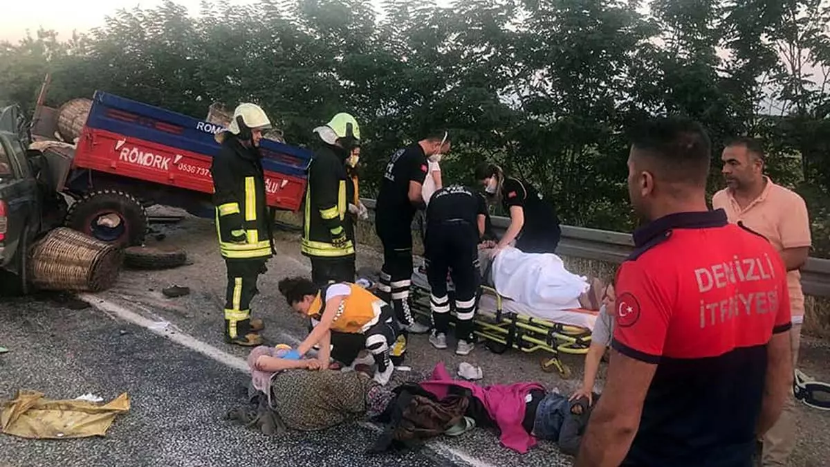 Denizli'de traktöre kamyonet çarptı: 11 yaralı