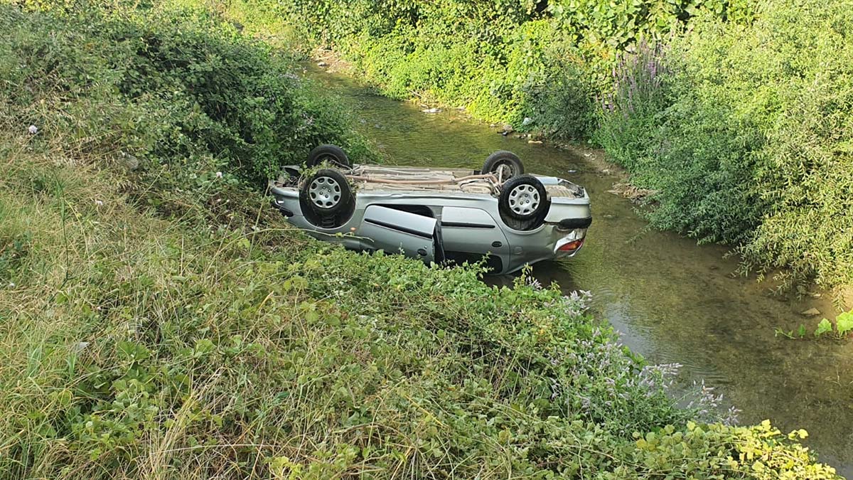 Dereye yuvarlanan otomobilde burnu bile kanamadı