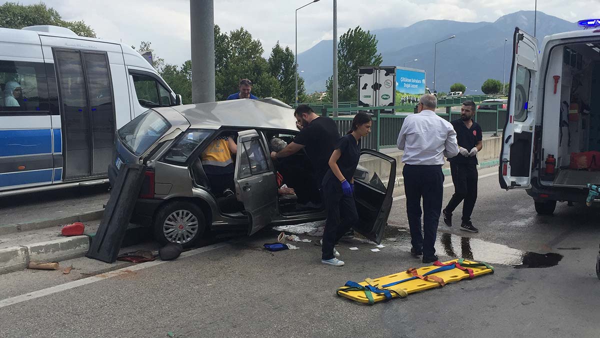 Direğe çarpan otomobilde sıkıştı, itfaiye kurtardı