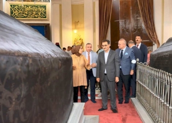 Dönmez II. Abdülhamid'in türbesini ziyaret etti