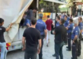 Durdurulan kamyonetten 56 kaçak göçmen çıktı