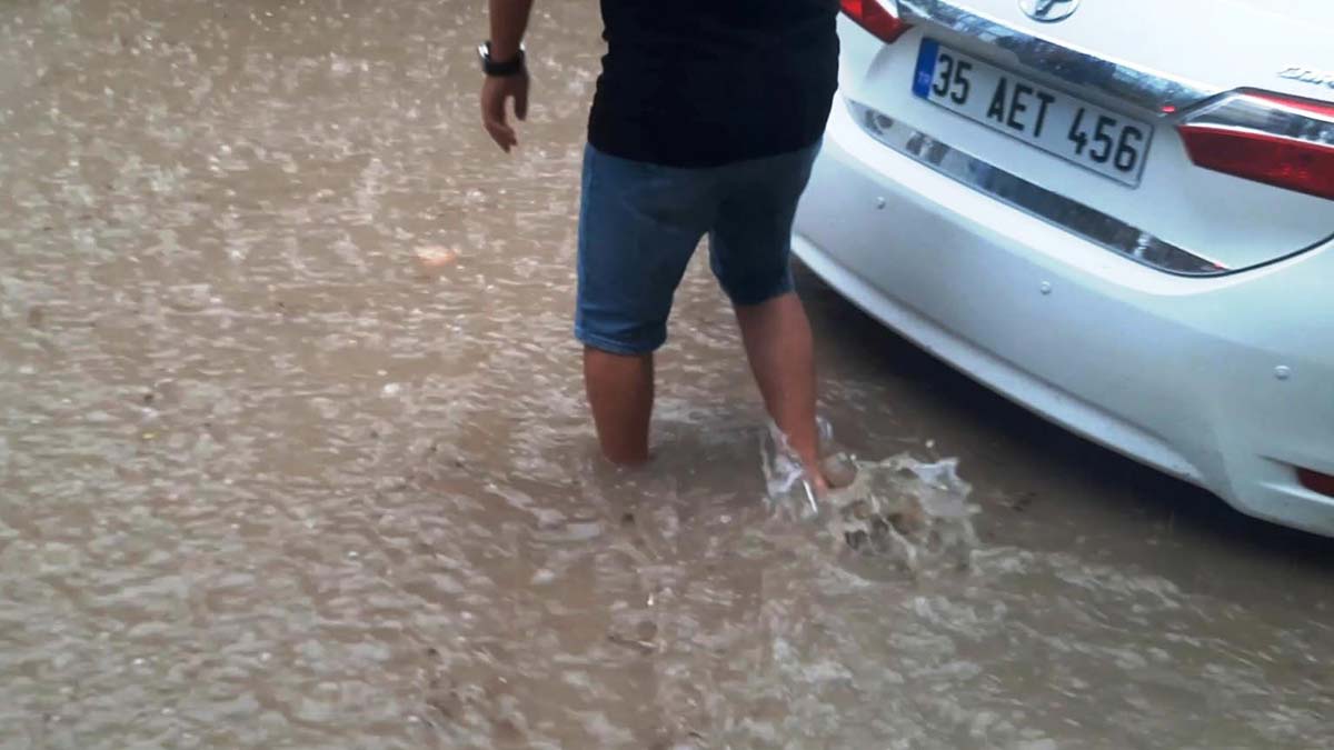 Edremit'de sağanak ve fırtına etkili oldu