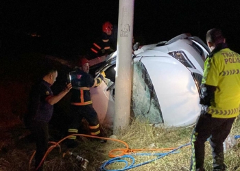 Elektrik direğine çarpan otomobildeki 6 kişi yaralandı