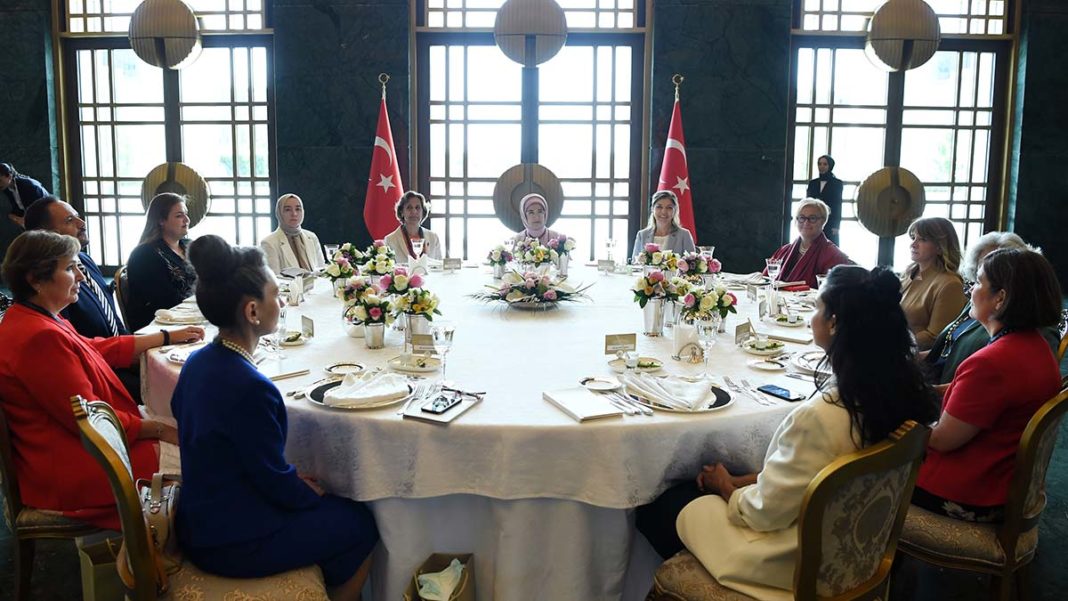 Emine Erdoğan, kadın büyükelçiler ile buluştu