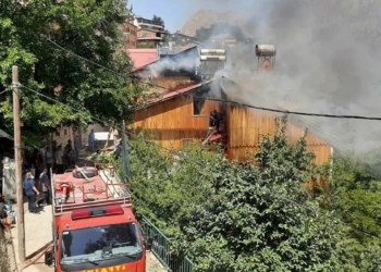 Erzincan'da ahşap evde çıkan yangın 4 eve sıçradı