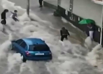 Esenyurt'ta bir çocuk akıntıya kapıldı