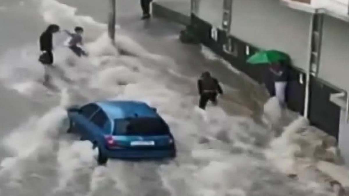 Esenyurt'ta bir çocuk akıntıya kapıldı