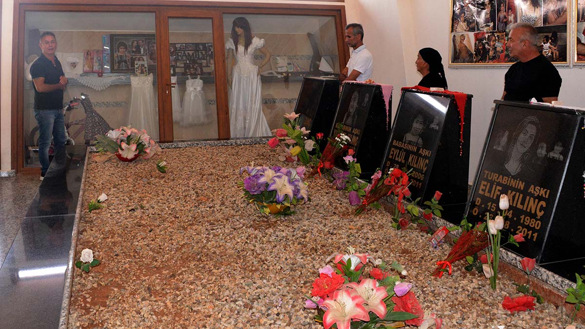 Eşi ve 3 çocuğunun mezarlarını müzeye çevirdi