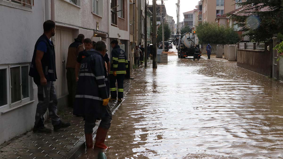 Eskişehir'de sağanak yağış etkili oldu