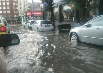 Eskişehir'de sağanak; yollar suyla doldu
