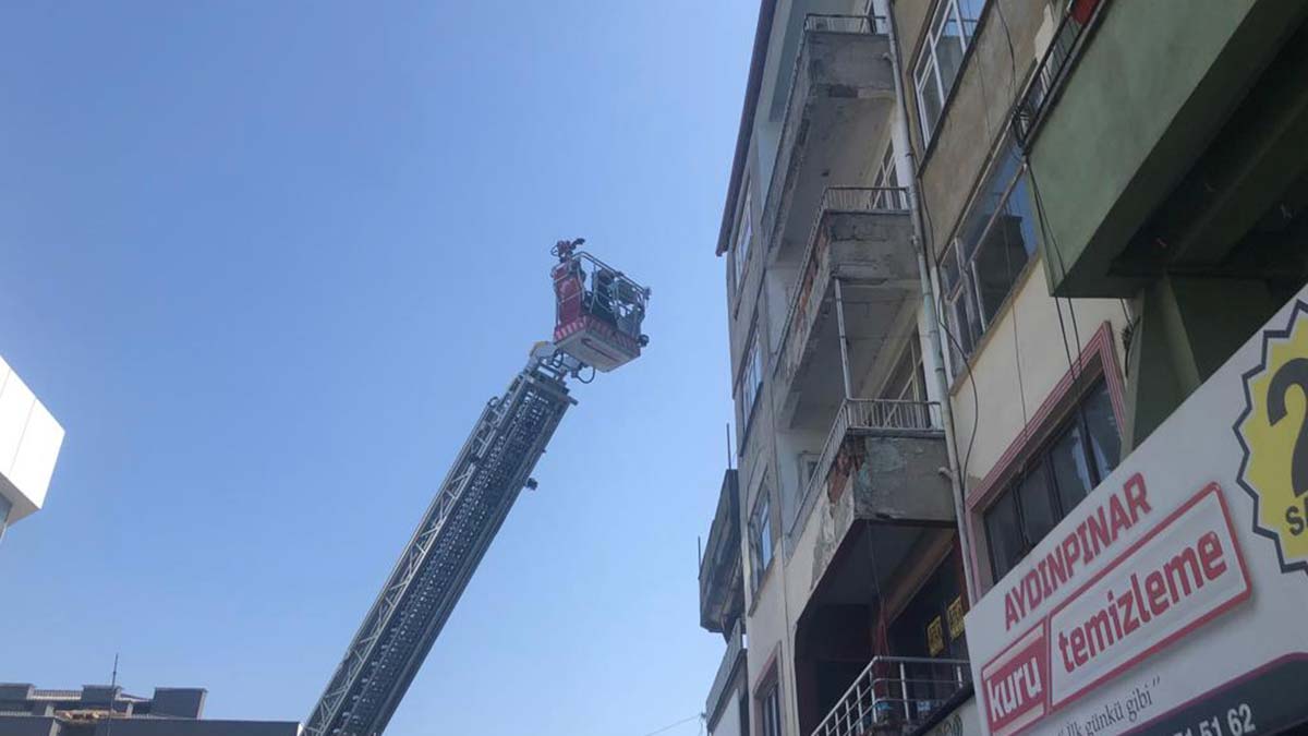 Eve kilitlendiğini söyleyen kadını itfaiye kurtardı