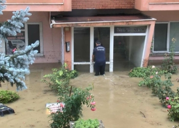 Evlerini su basan 3 kişi kurtarıldı
