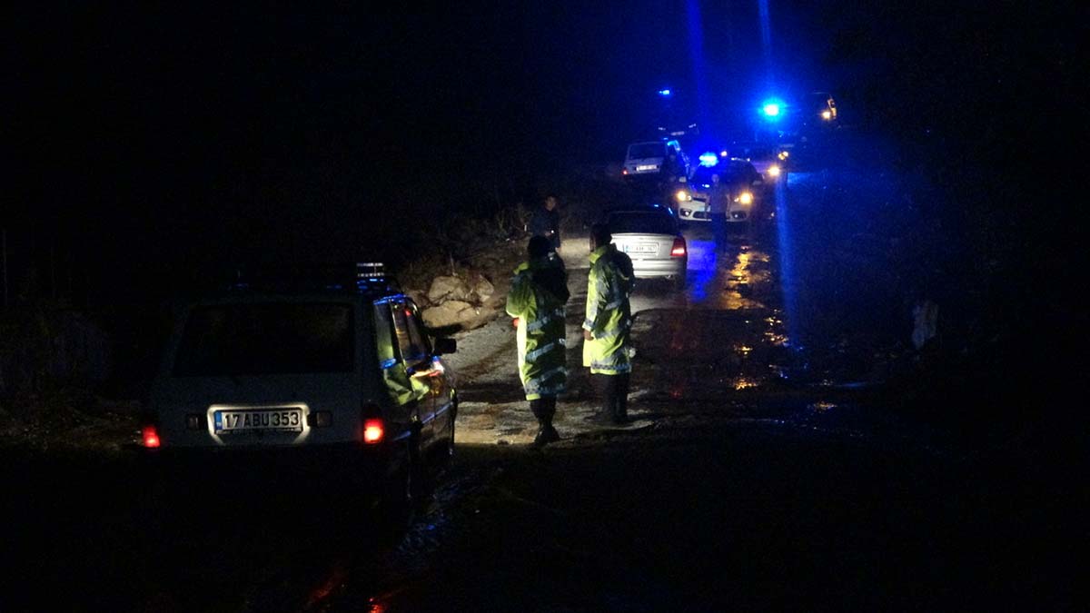 Ezine'de dere taşkını mahalle yolunu kapattı