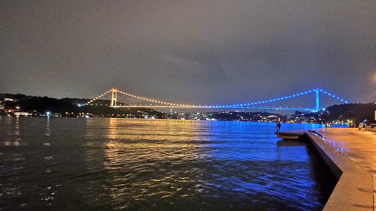 Fatih Sultan Mehmet Köprüsü Ukrayna için aydınlandı 