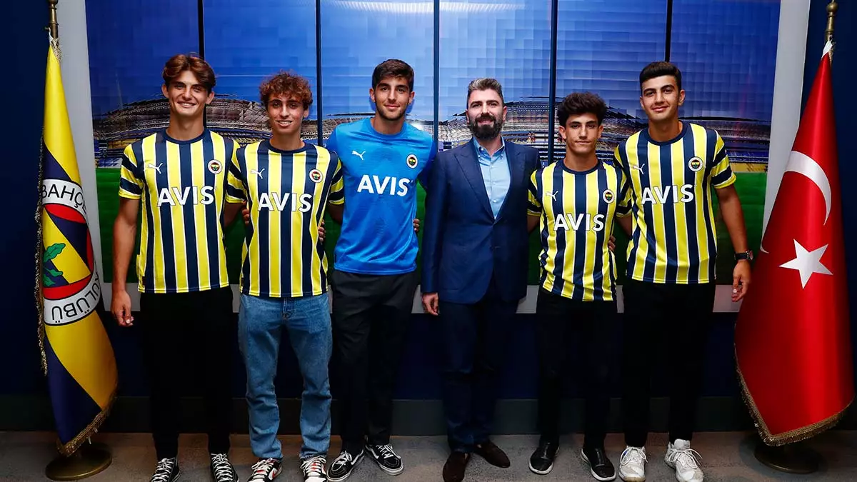 Fenerbahçe 5 oyuncuyla sözleşme imzaladı