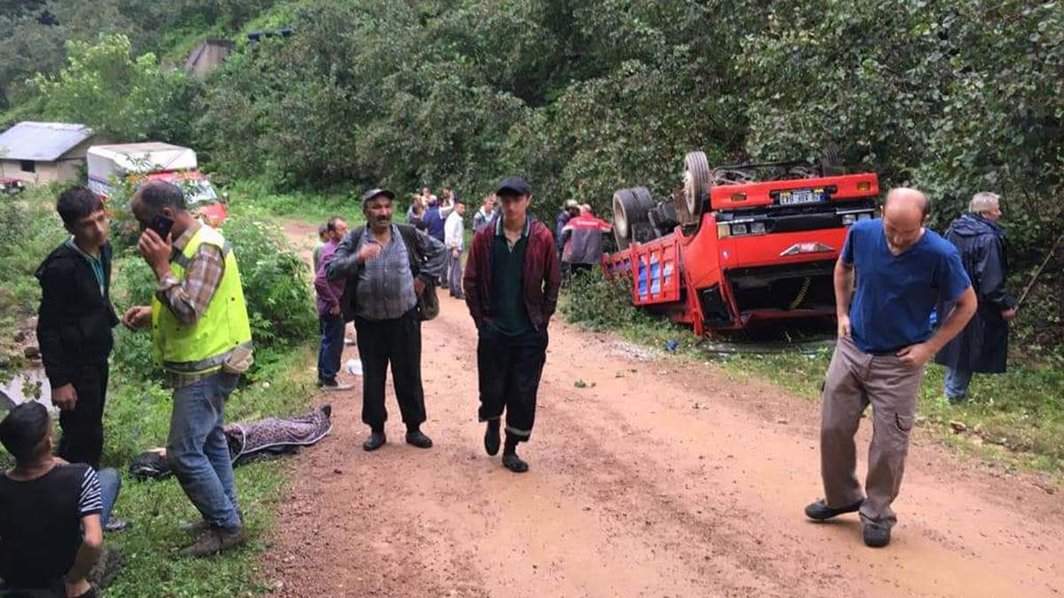 Fındık işçilerini taşıyan kamyon devrildi; 13 yaralı