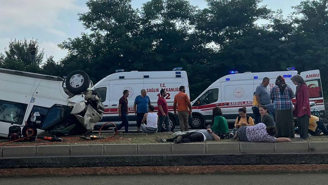 Fındık işçilerinin minibüsü kaza yaptı: 20 yaralı