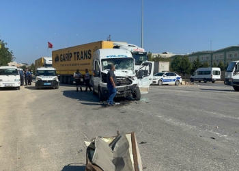 Gaziantep'te işçi servisi TIR'a çarptı: 6 yaralı