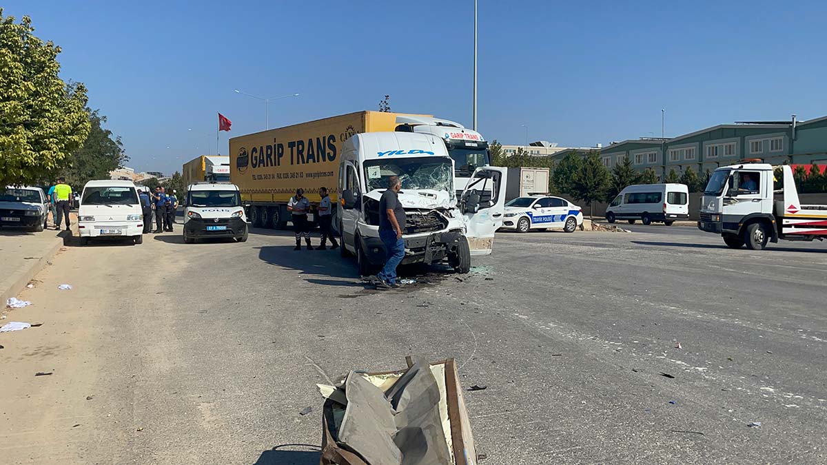 Gaziantep'te işçi servisi TIR'a çarptı: 6 yaralı