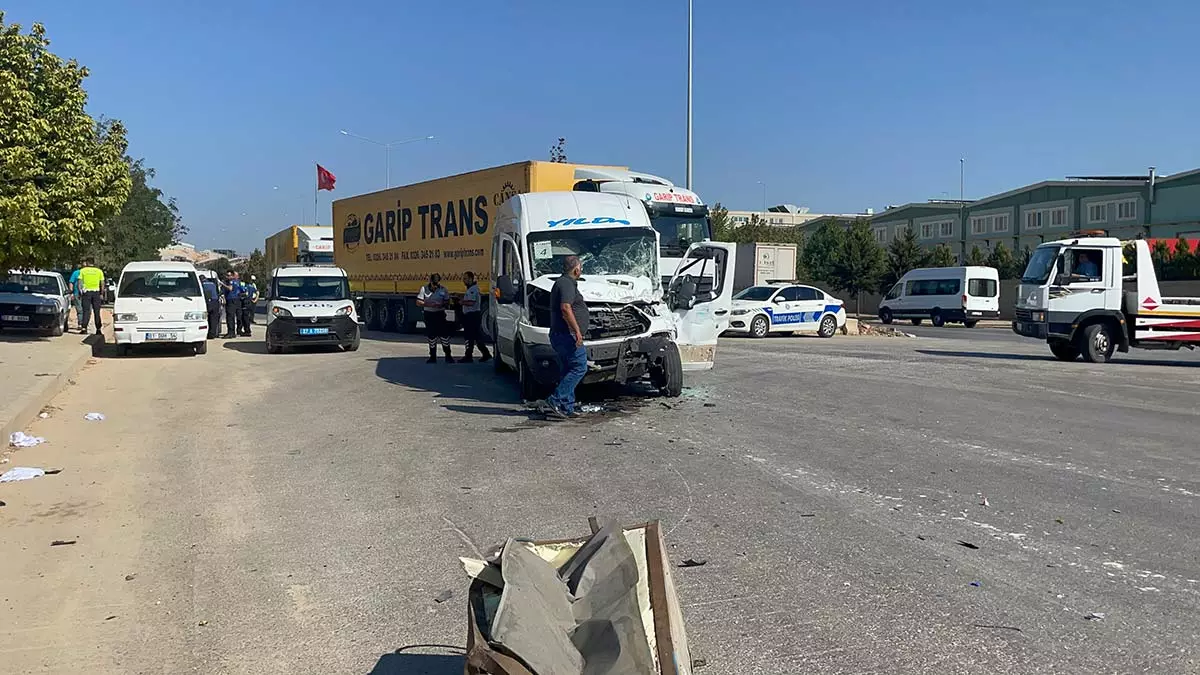 Gaziantep'te işçi servisi tir'a çarptı: 6 yaralı
