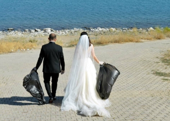 Gelin ve damat, Van Gölü sahilinde çöp topladı