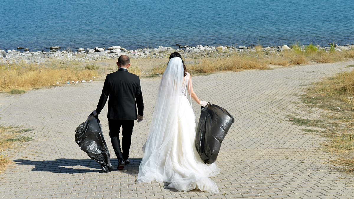 Gelin ve damat, Van Gölü sahilinde çöp topladı