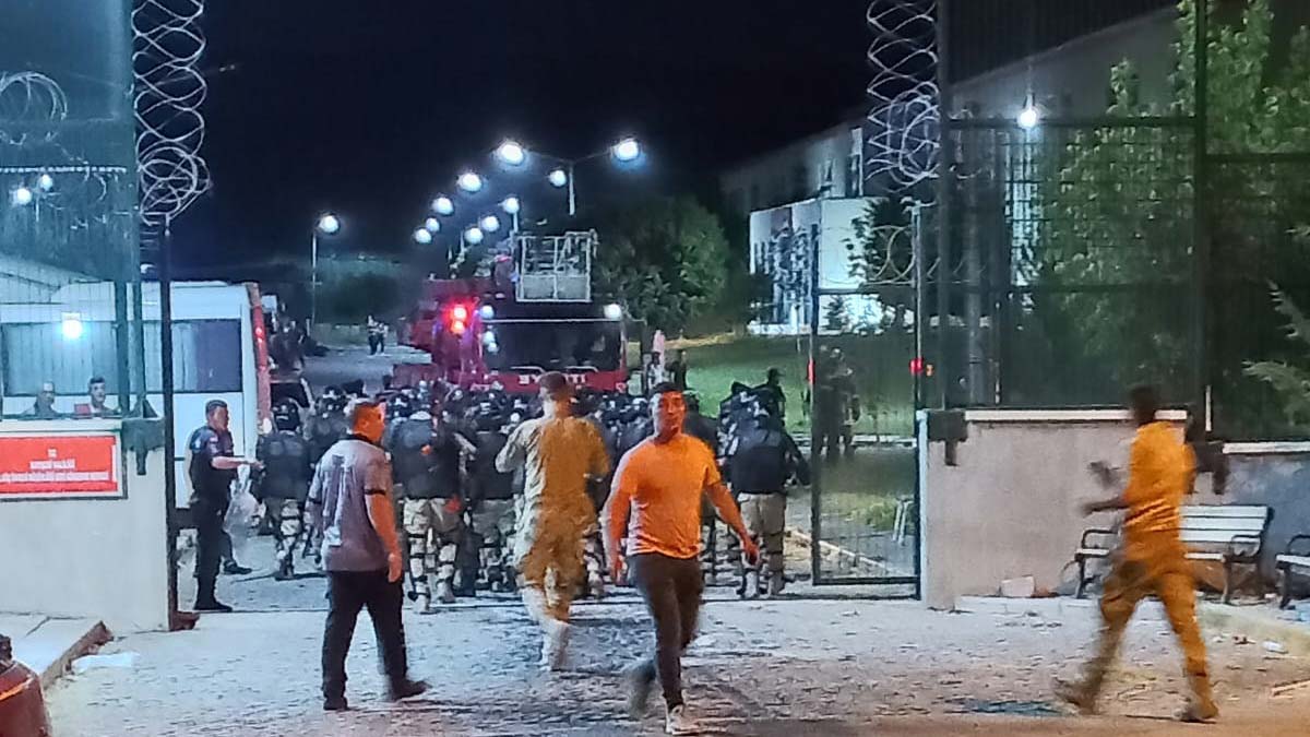 Geri Gönderme Merkezi'nde yangın çıkardılar