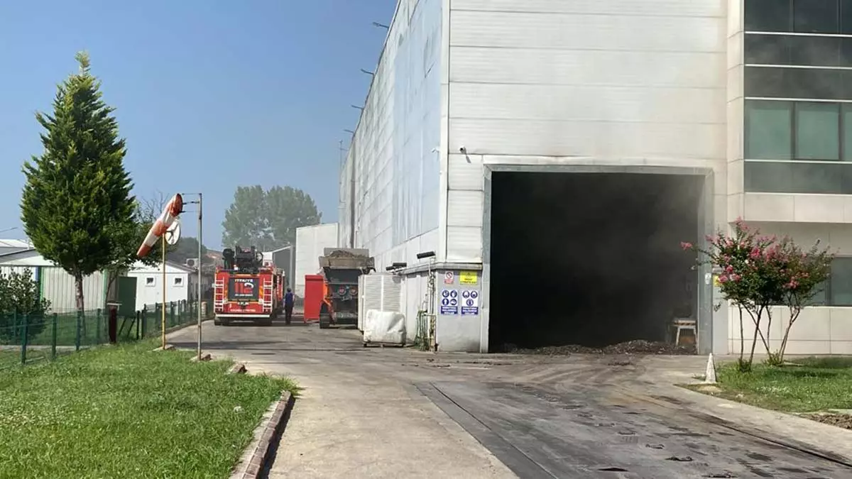 Geri dönüşüm tesisinde yangın; duman 3 işçiyi etkiledi