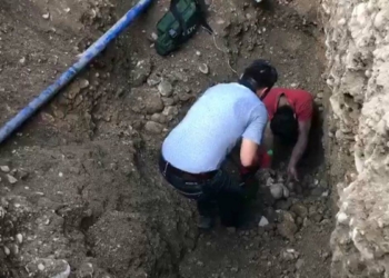 Göçük altında kalan işçi kurtarılmaya çalışılıyor