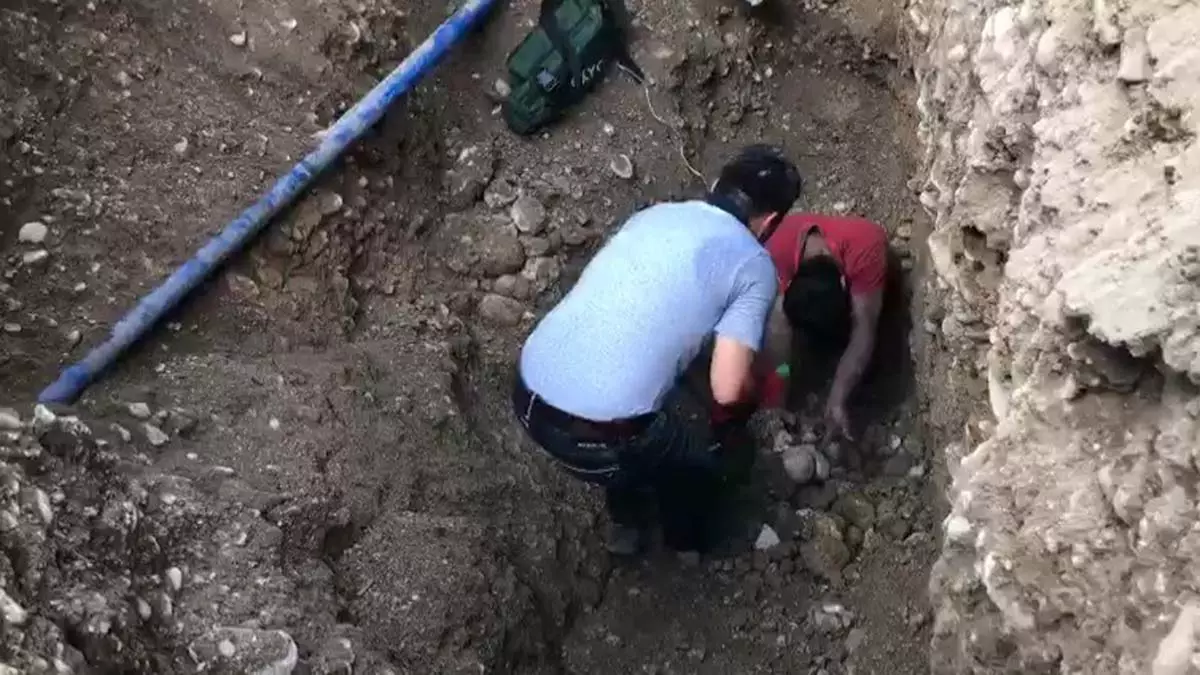 Göçük altında kalan işçi kurtarılmaya çalışılıyor