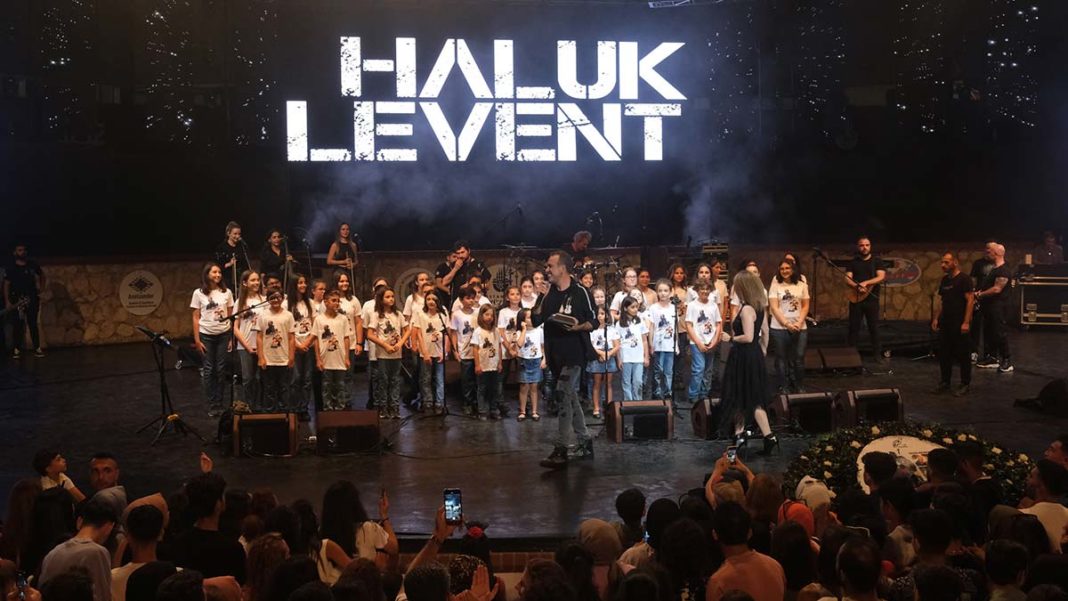 Haluk Levent'e çocuk sesleri korosu eşlik etti