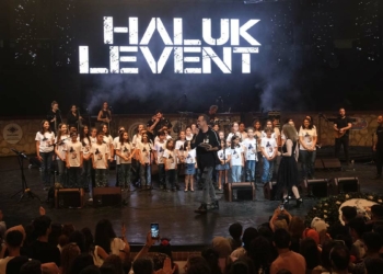 Haluk Levent'e çocuk sesleri korosu eşlik etti
