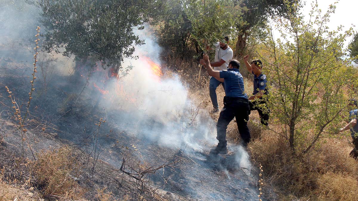 Hatay'da makilik yangını; polisler müdahale etti