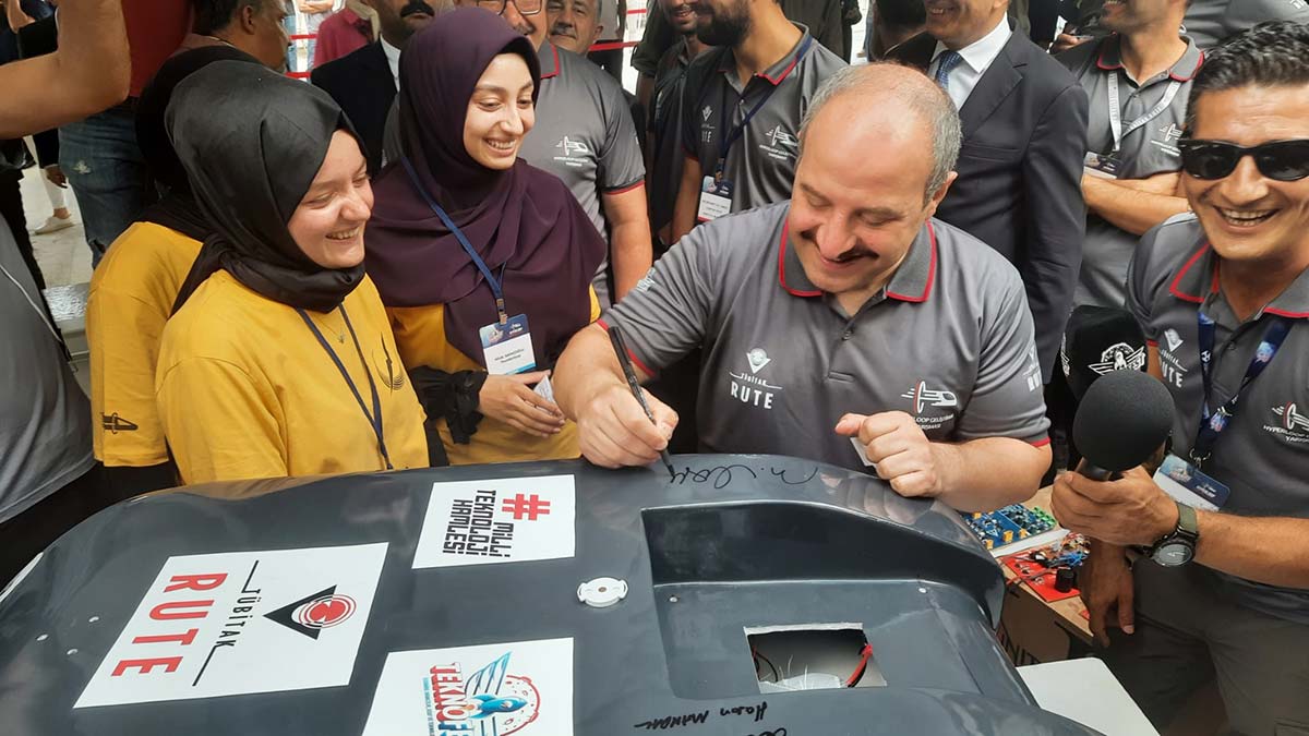 'Hyperloop teknolojisinde gençlere inanıyoruz'