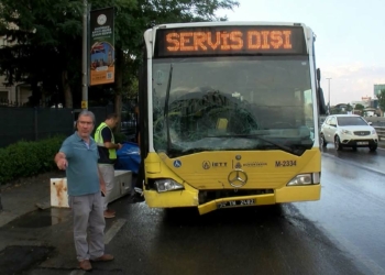 İETT otobüsü elektrik panosu ve direğe çarptı