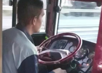 İETT şoförü direksiyonu yolcuya teslim etti