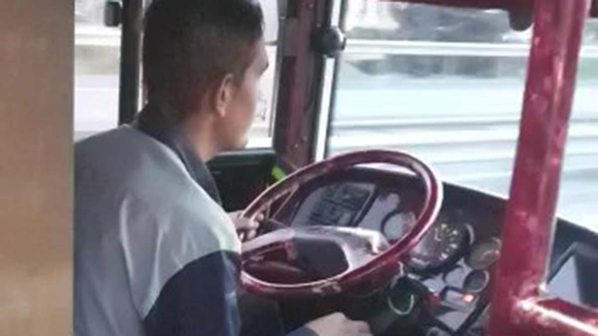 İETT şoförü direksiyonu yolcuya teslim etti