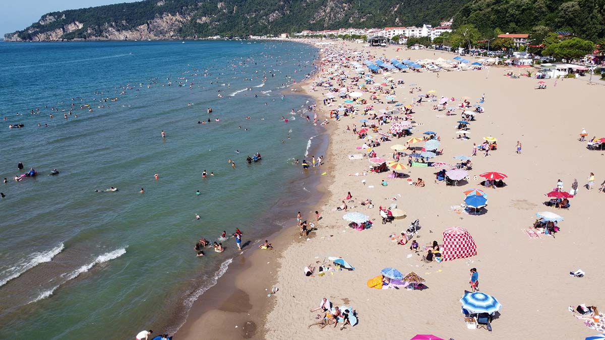 İnkum'da hafta sonu yoğunluğu; girişler kapatıldı