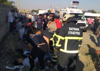 İşçi minibüsü ile hafif ticari araç çarpıştı: 8 yaralı