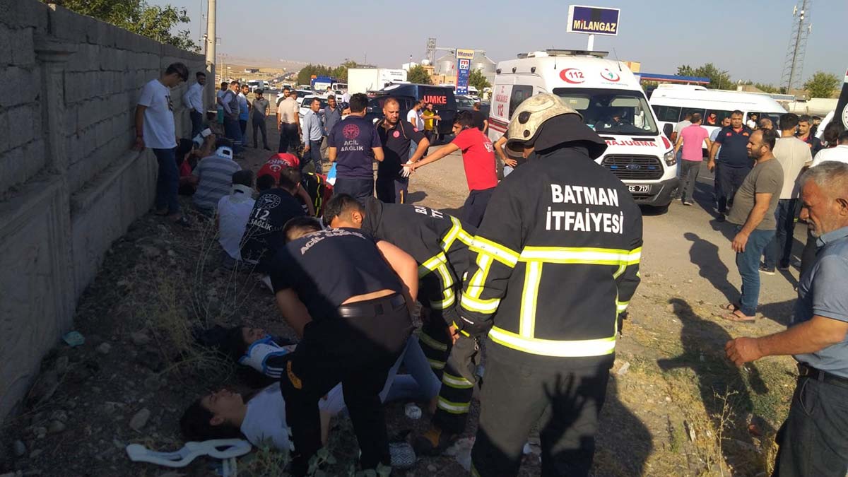 İşçi minibüsü ile hafif ticari araç çarpıştı: 8 yaralı