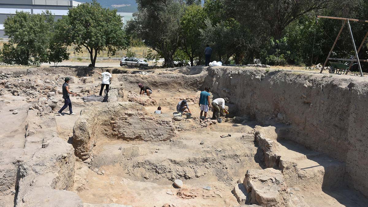 Izmirde 7 bin 800 yillik kadin figurlu heykel bulundu 1 - yerel haberler - haberton