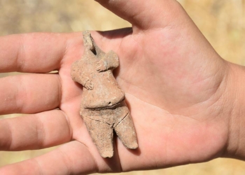 İzmir'de 7 bin 800 yıllık kadın figürlü heykel bulundu